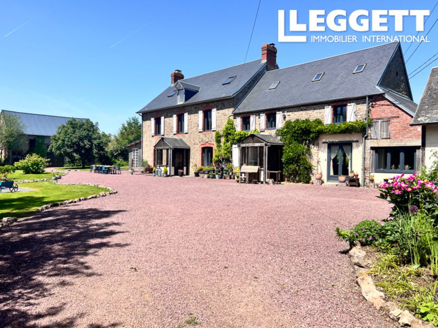 Superbe propriété comprenant une maison principale,un gîte,du terrain et des dépendances proche Aunay-sur-Odon