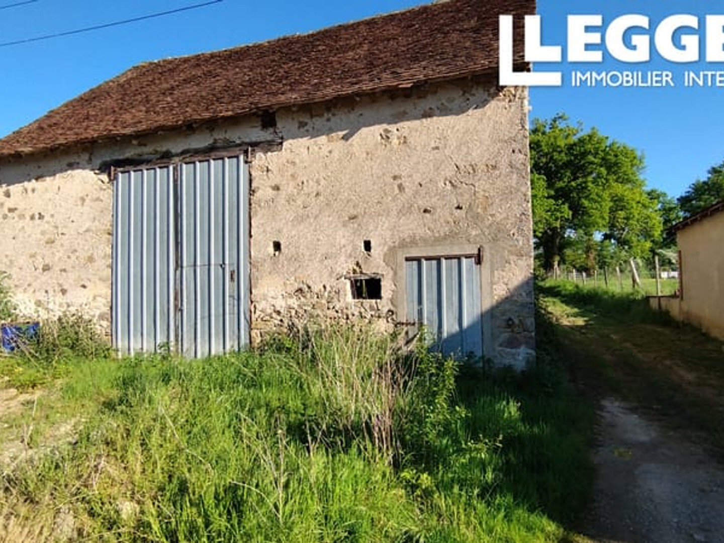Une opportunité d'acquérir une grange avec un terrain, parfait pour un futur enfermement et quitter la maison