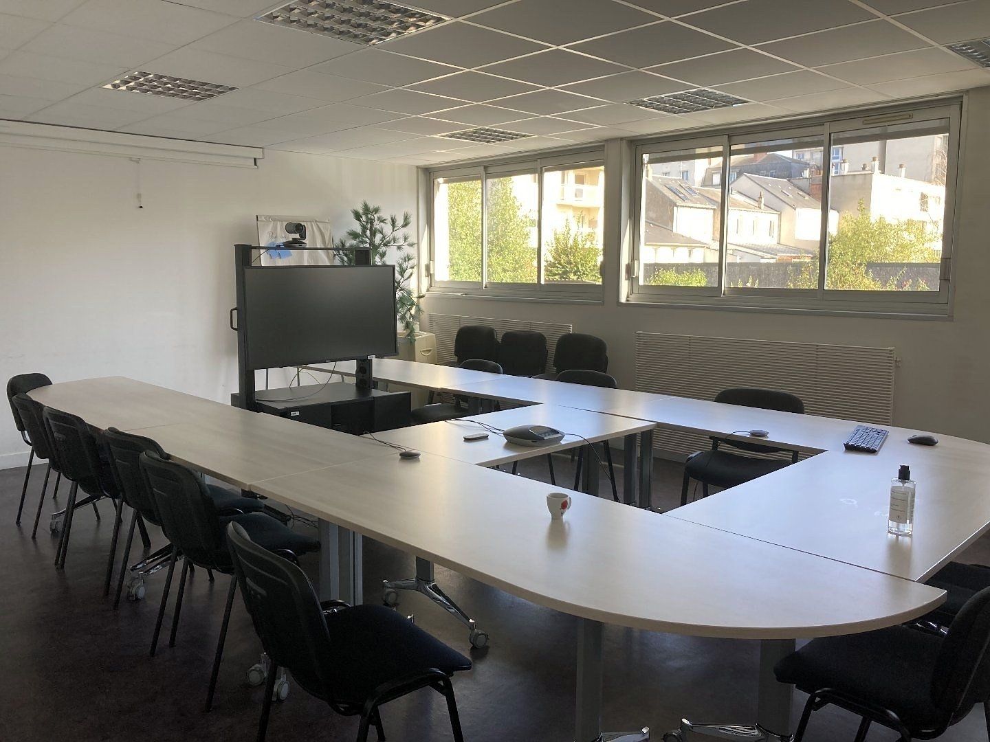 Local professionnel 1900 m²