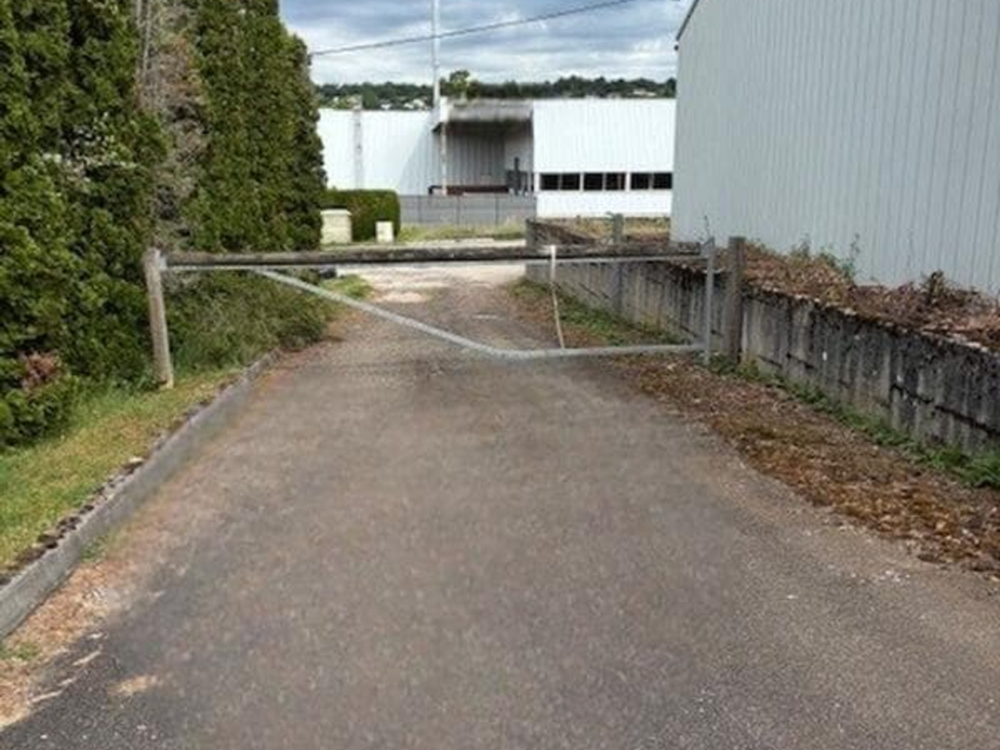 LOCAUX D'ACTIVITES A VENDRE - ZI LA LOUVIÈRE