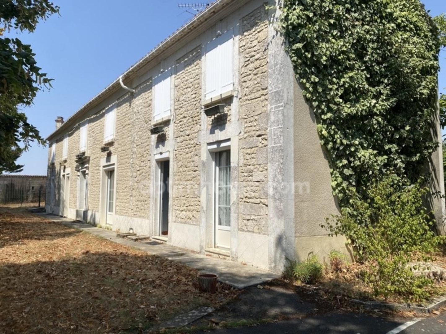 À 15 minutes d'Angoulême Superbe ensemble charentais d'environ 290 m² habitables avec piscine 20x4 avec abri rétractable, 6 ch