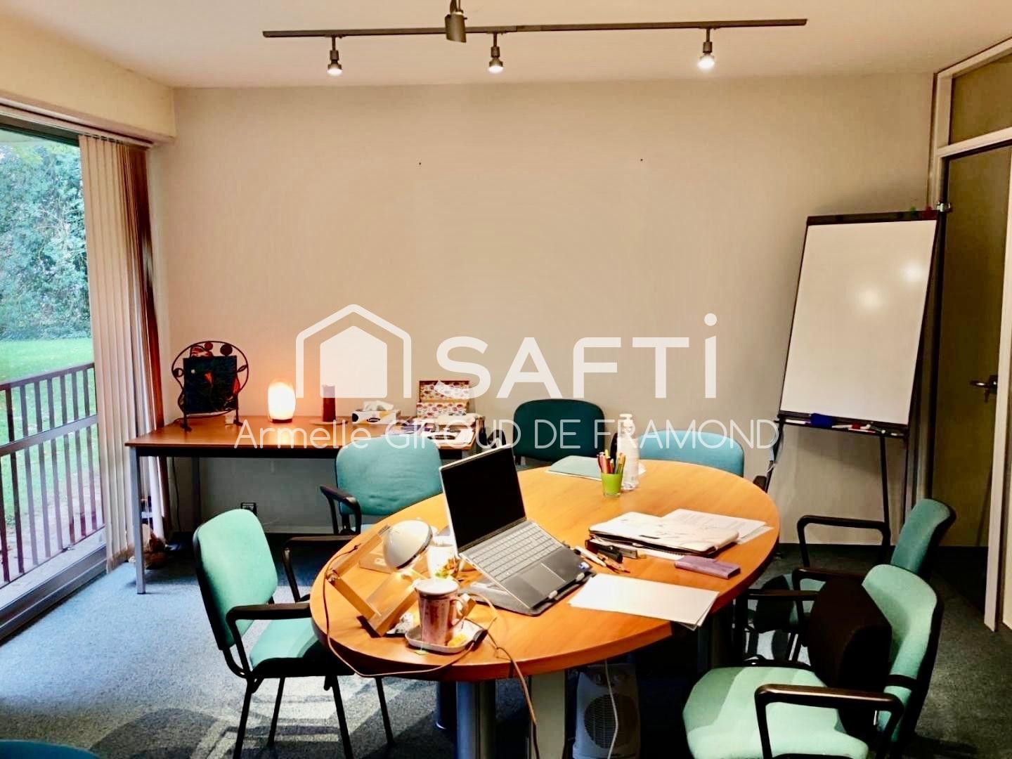 Belle opportunité: local commercial résidence Pierrefontaine avec 3 bureaux, une entrée salle d'attente, une grande salle de réunion modulable pouvant se séparer en deux, une cuisine, une pièce salle d'attente avec douche, des toilettes séparées.