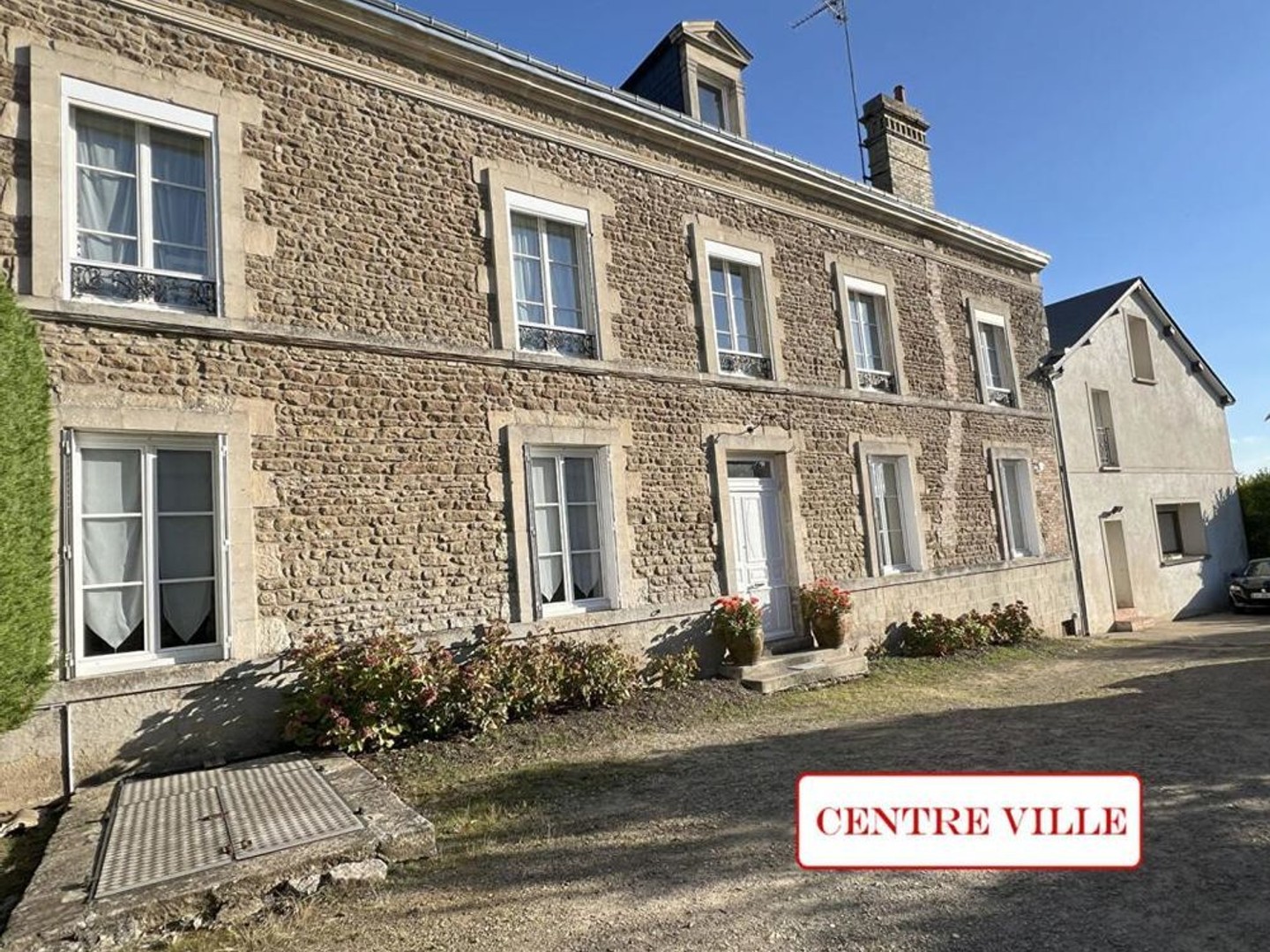 Maison 19ème avec grand jardin et garage