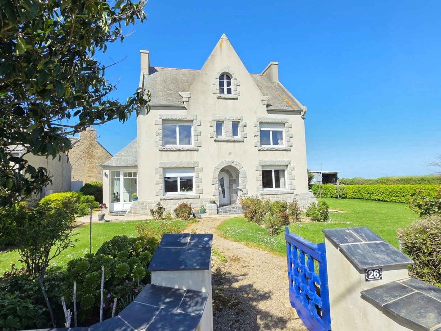 CLEDER - Maison familiale de 141 m² avec dépendance, hangar et grenier aménageable à 800 m des plages