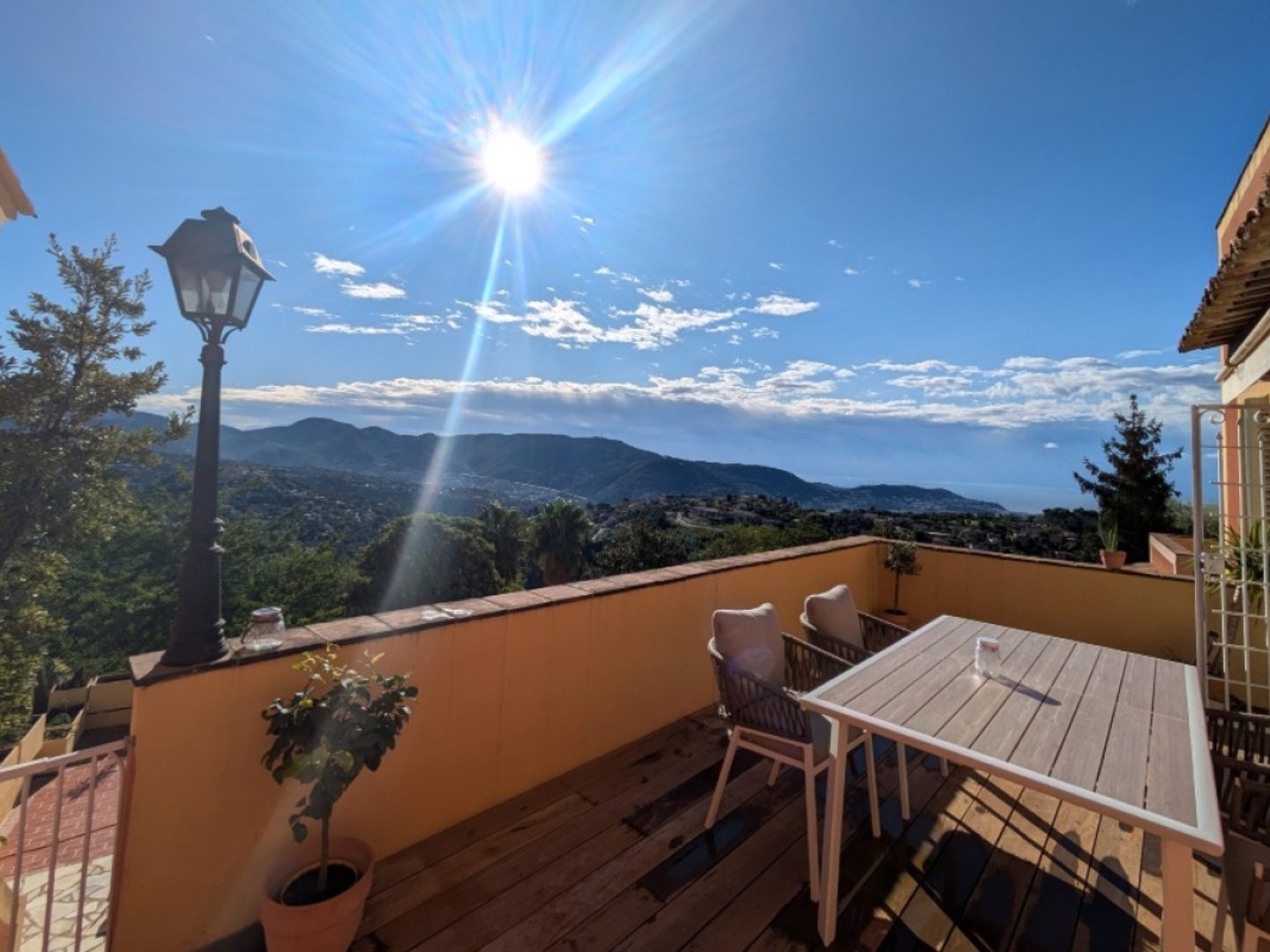 NICE COLLINES - APPARTEMENT 3 PIECES DE 80 M² A VENDRE - RESIDENCE AVEC PISCINE - VUE PANORAMIQUE - TERRASSES - AU CALME - BOX FERME