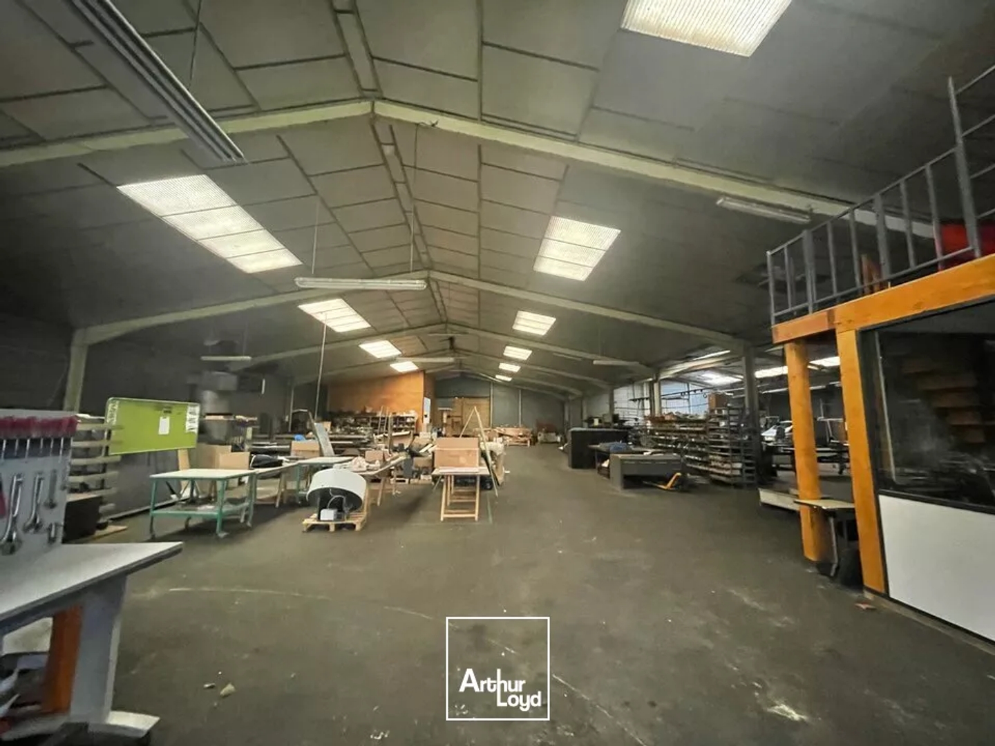 ACHAT LOCAL ZONE DE SOUDAN SORTIE DE PEAGE A10