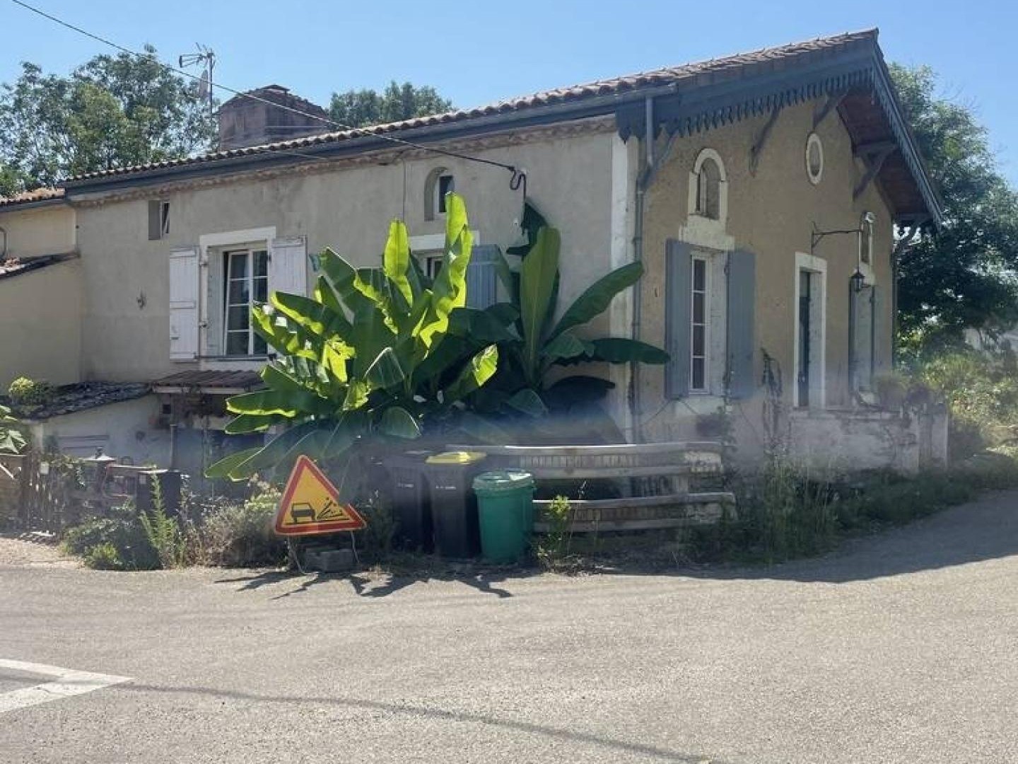 Maison de type F4 sur 2 niveaux sur terrain arboré