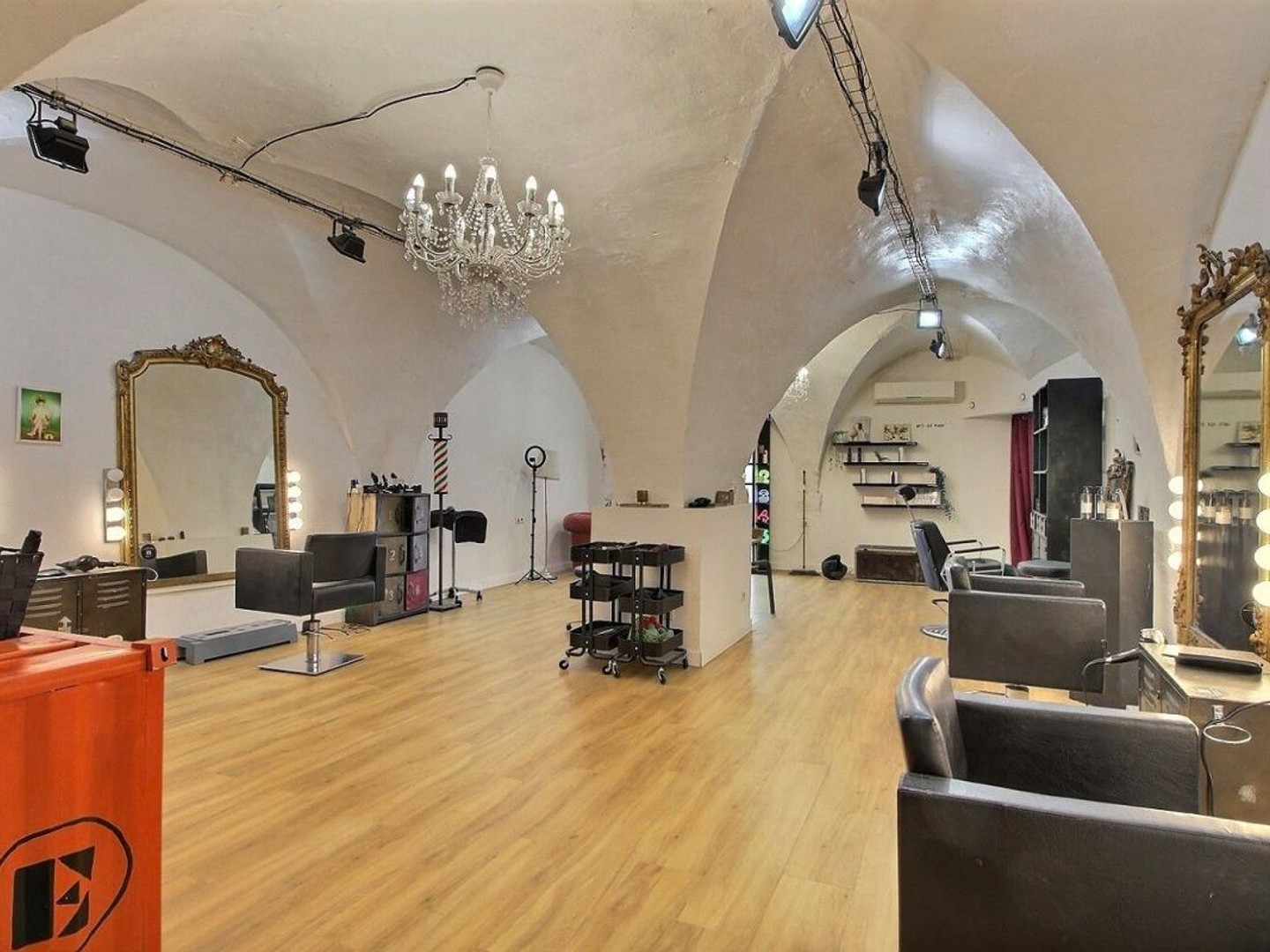 A VENDRE - MURS COMMERCIAUX - GRAND PARKING - LIEU EXCEPTIONNEL - PLAIN PIED - TOUS COMMERCES - SECTEUR CAILLOLS - 13011 MARSEILLE -