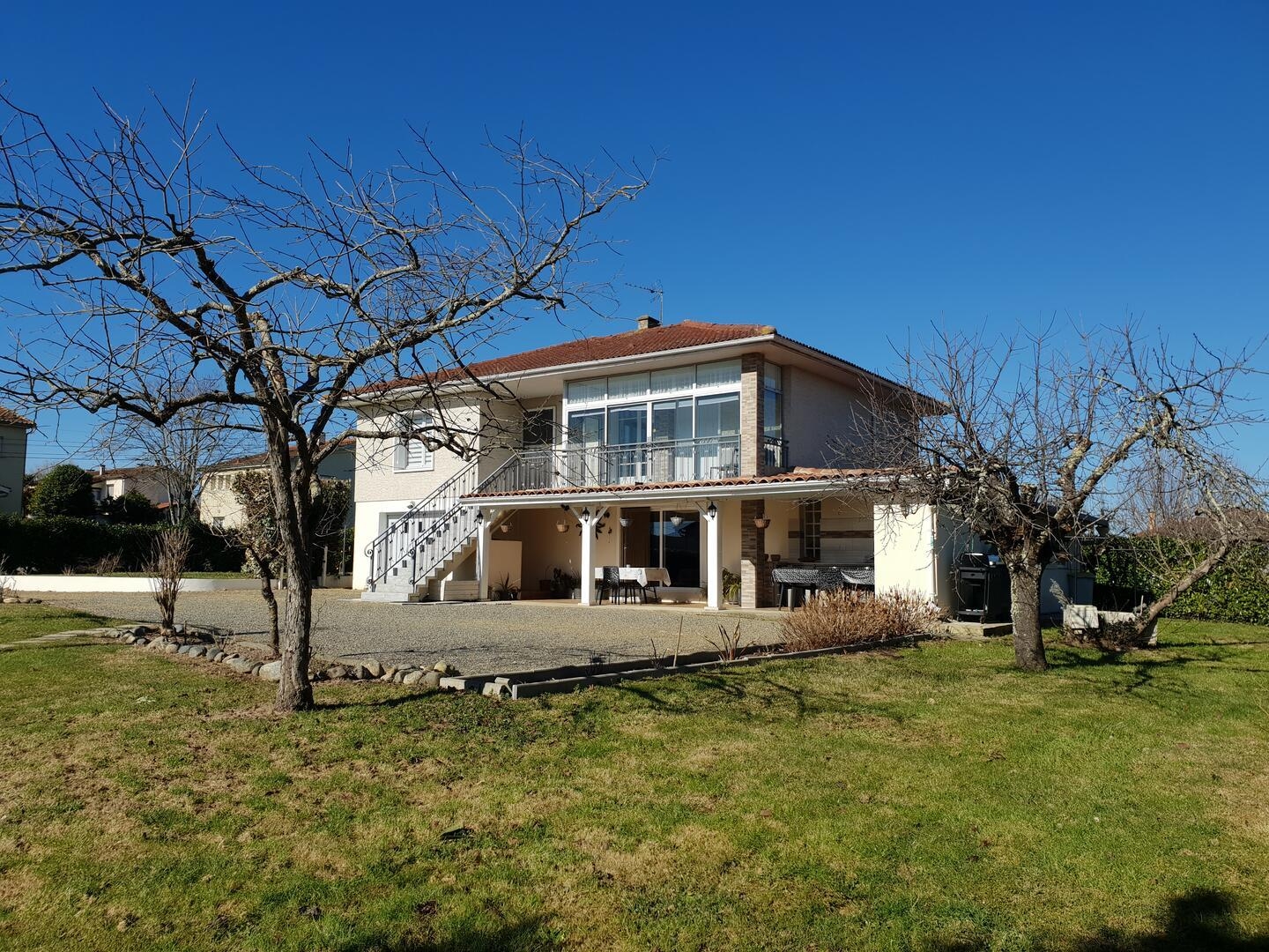 À vendre, Miélan (Gers): Villa de 4 chambres, terrasse d'été, véranda, garage et chenil dans un jardin sécurisé de 1.502m². Situ