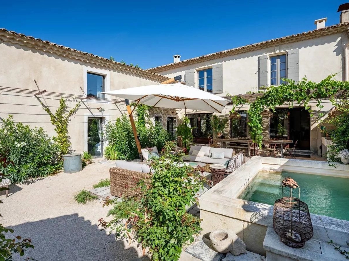 Exceptionnelle et rare maison de village aux portes du massif des Alpilles.