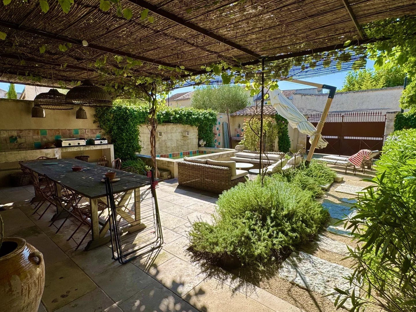 Maison à vendre - 7 pièces - 252m2 - Mollégès (13940)