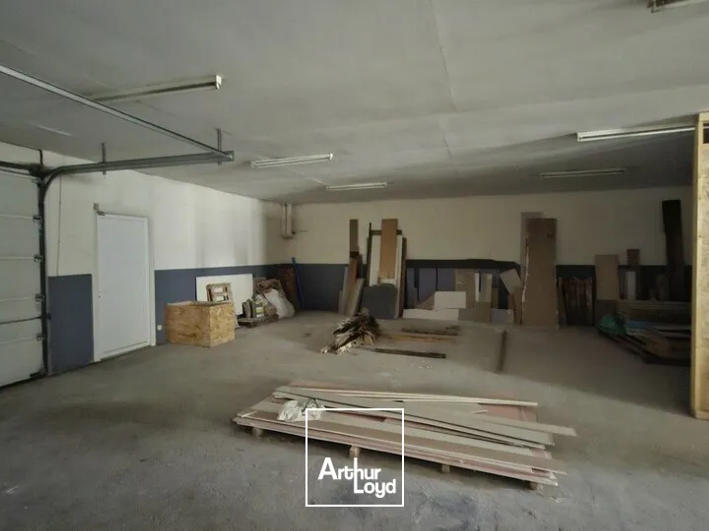 Locaux à vendre - 700m2 - Ruaudin (72230)