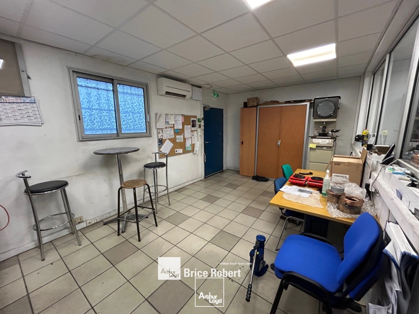 Locaux à vendre - 650m2 - Saint-Priest (69800)