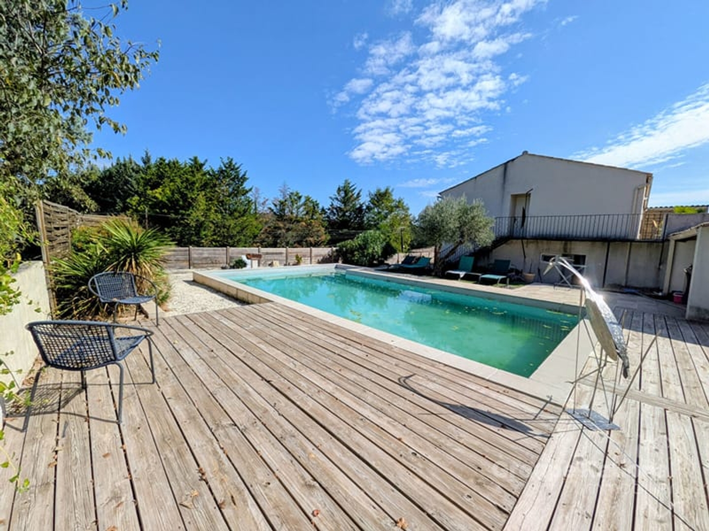 Ensemble immobilier avec piscine et revenus locatifs