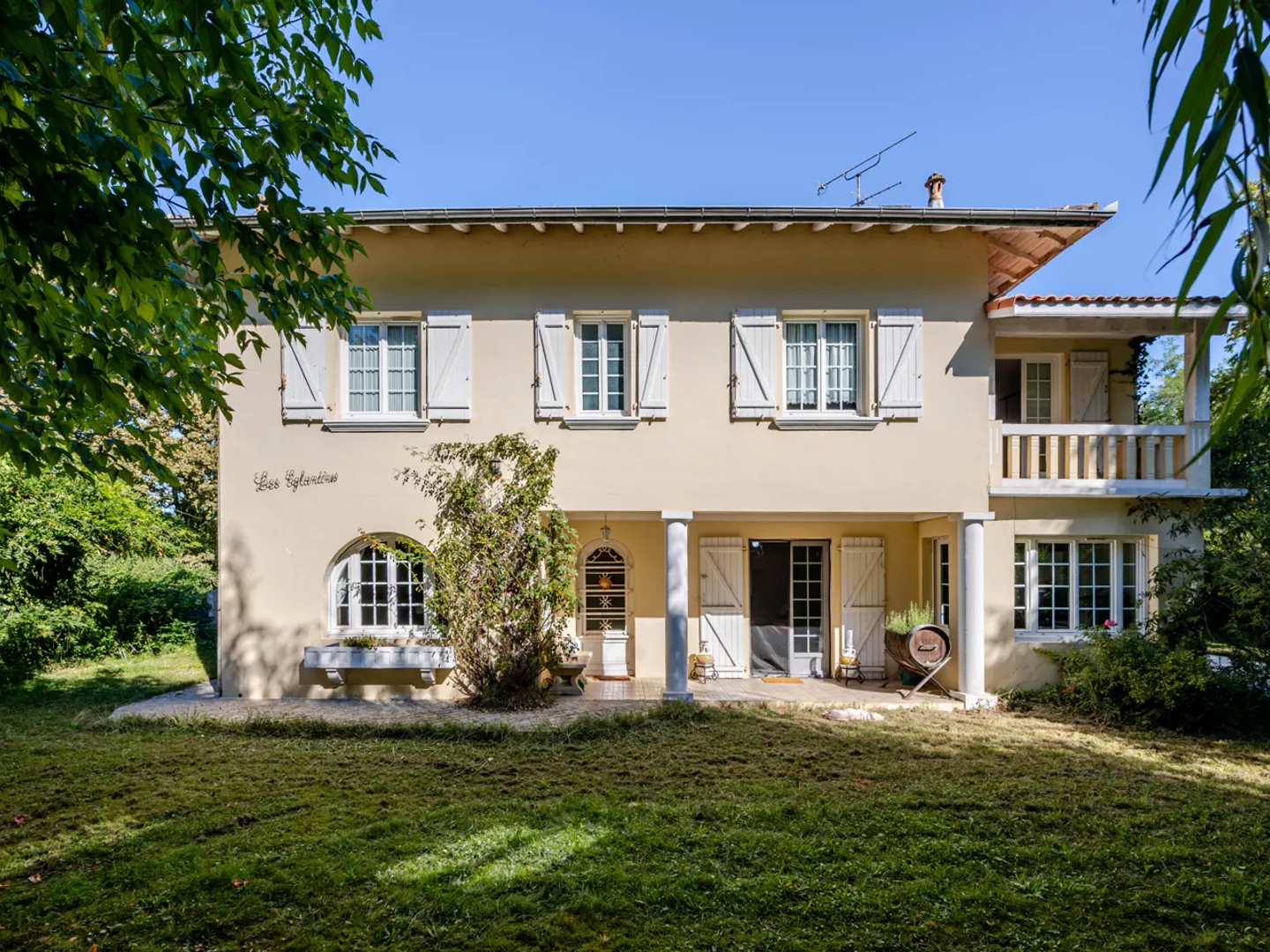Charme, modernité et espace : grande maison avec terrain à Pouillon.