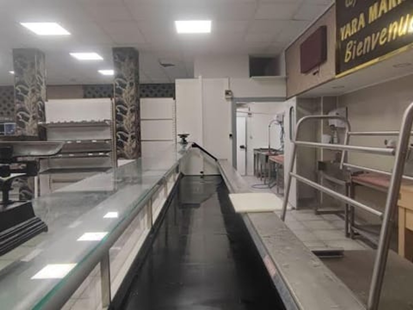 Magasin à vendre - 215m2 - Vaux-Le-Pénil (77000)