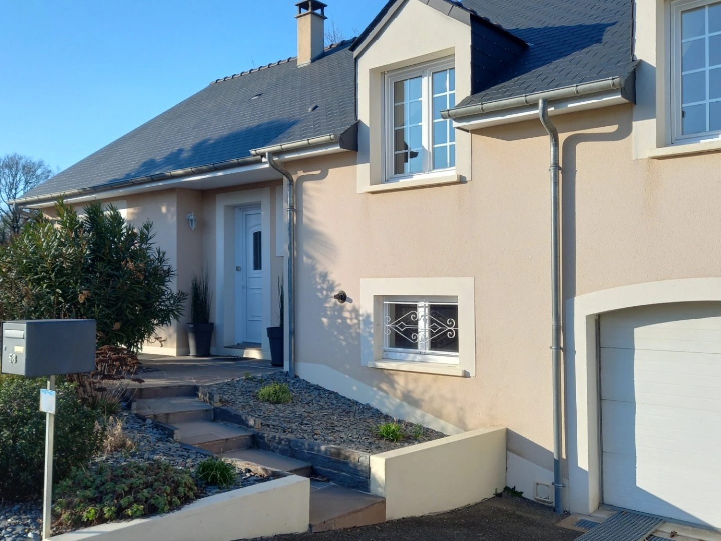 Maison individuelle 111 m² - 3 chambres - Jardin - 10' de Laval