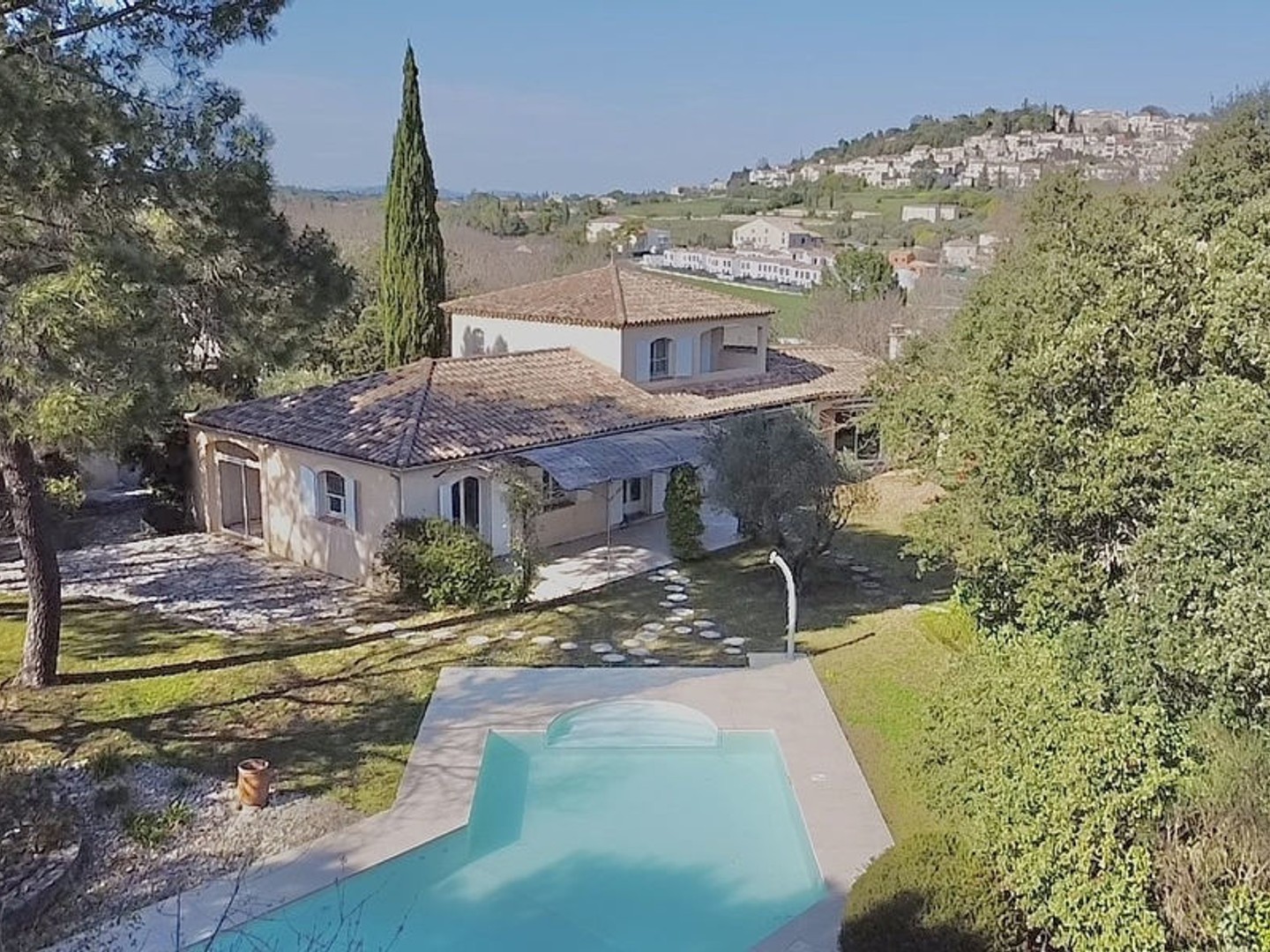 Propriété avec dépendances et piscine environnement calme et verdoyant
