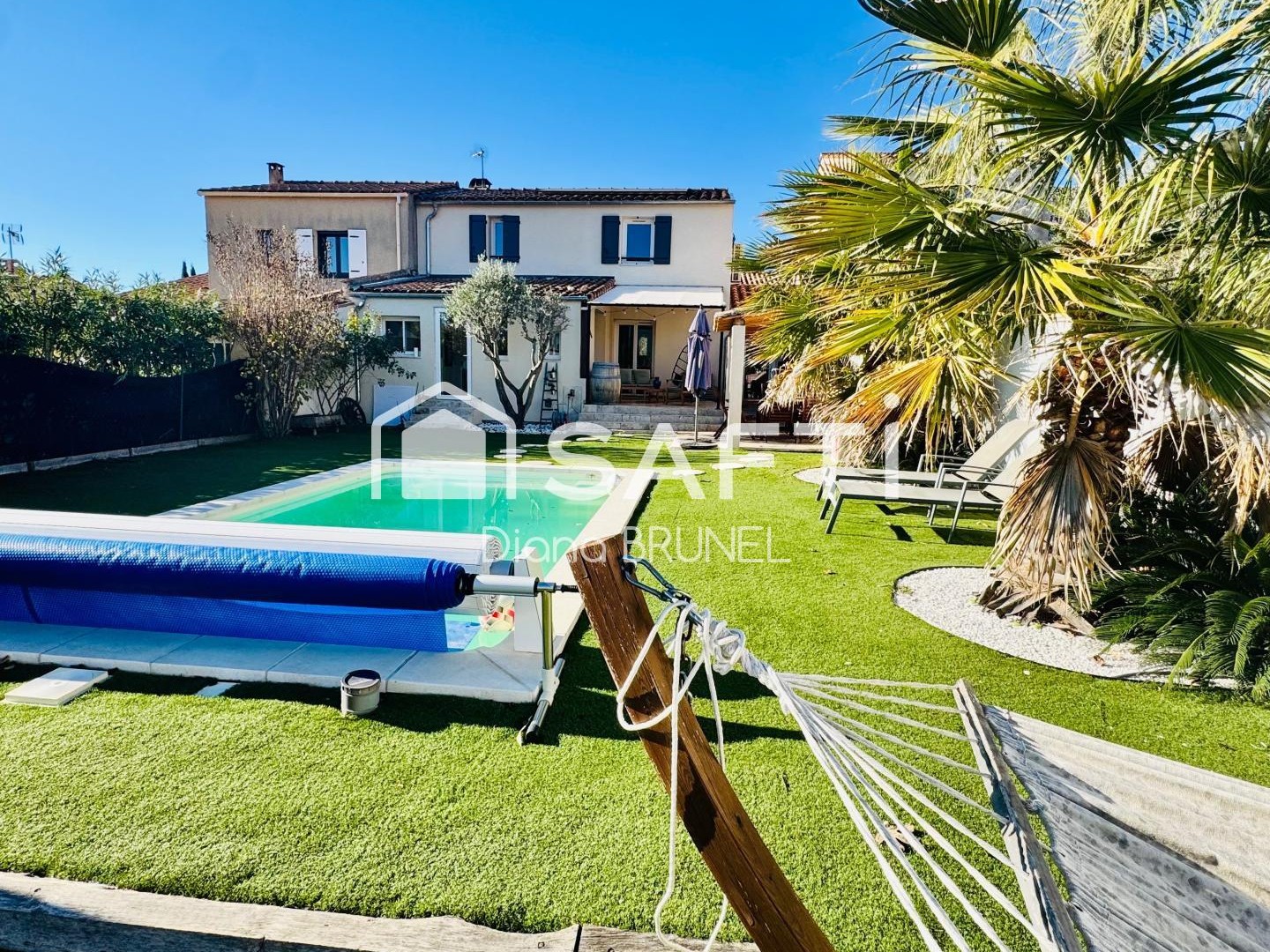 Maison avec piscine, panneaux solaires, garage