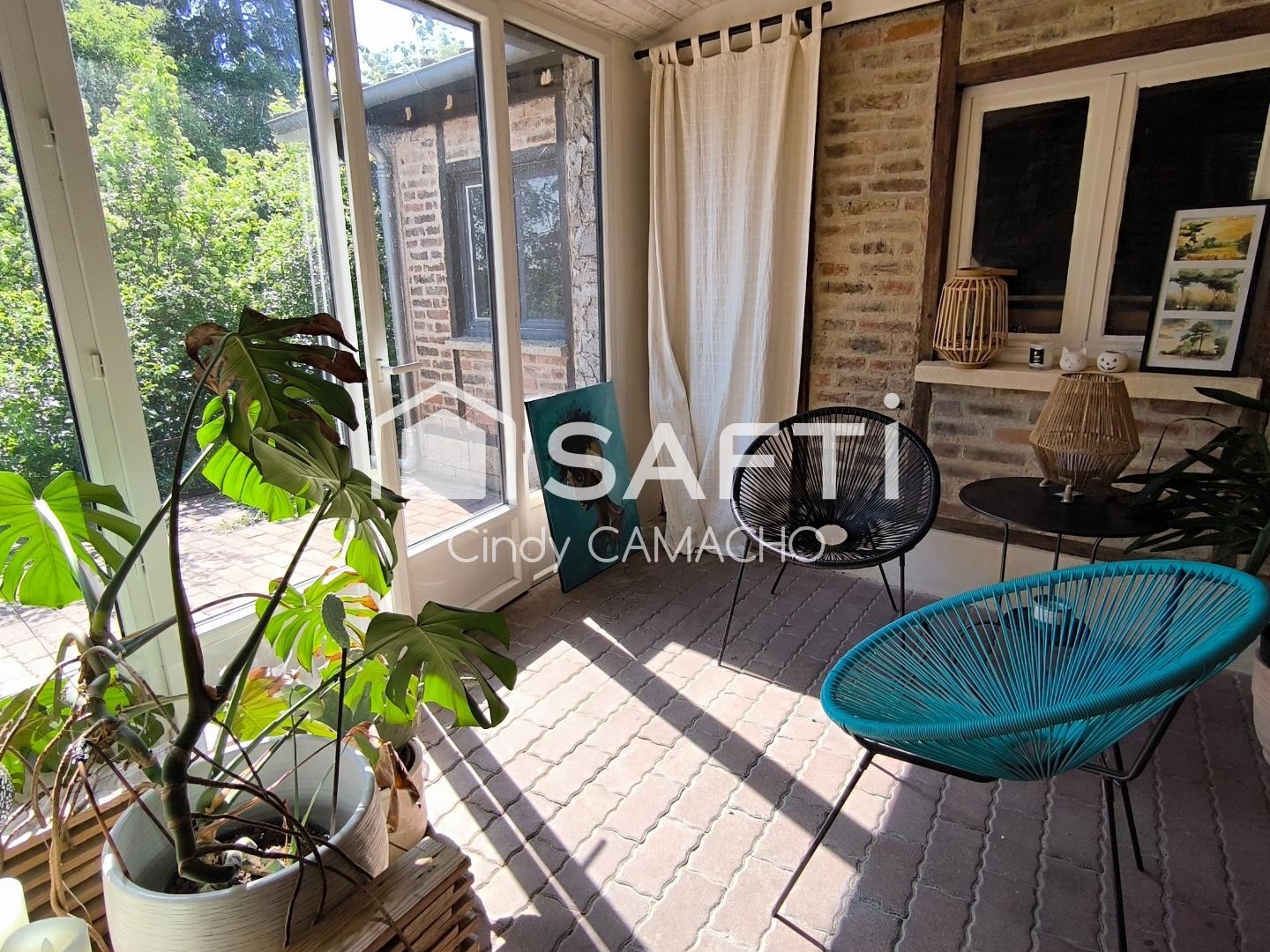 Intérieur cosy et chaleureux, parfait pour accueillir une famille.