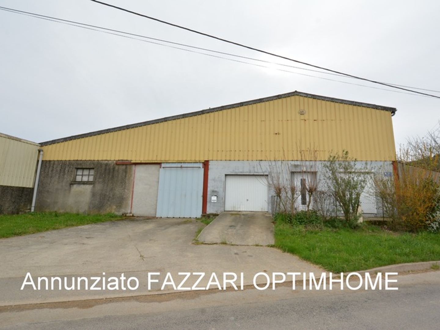 À vendre en exclusivité, proche Belgique et Luxembourg, à Lion-devant-Dun, bâtiment à usage de garages et de stockage