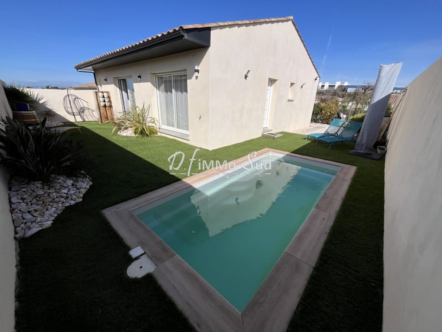 Maison T4 de 87 m2, 3 faces de plain-pied avec piscine, extérieur et grand garage