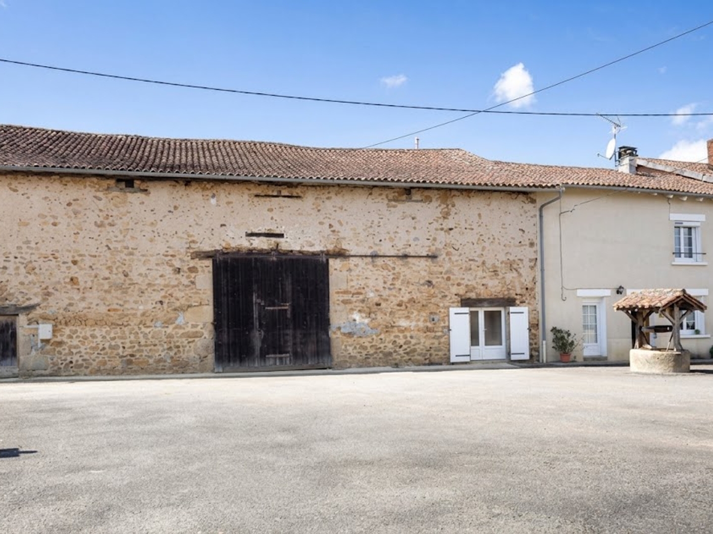 ENSEMBLE IMMOBILIER DE CARACTERE - 3 MAISONS, 2 GRANGES ET 1 PATIO - UN PROJET UNIQUE A IMAGINER