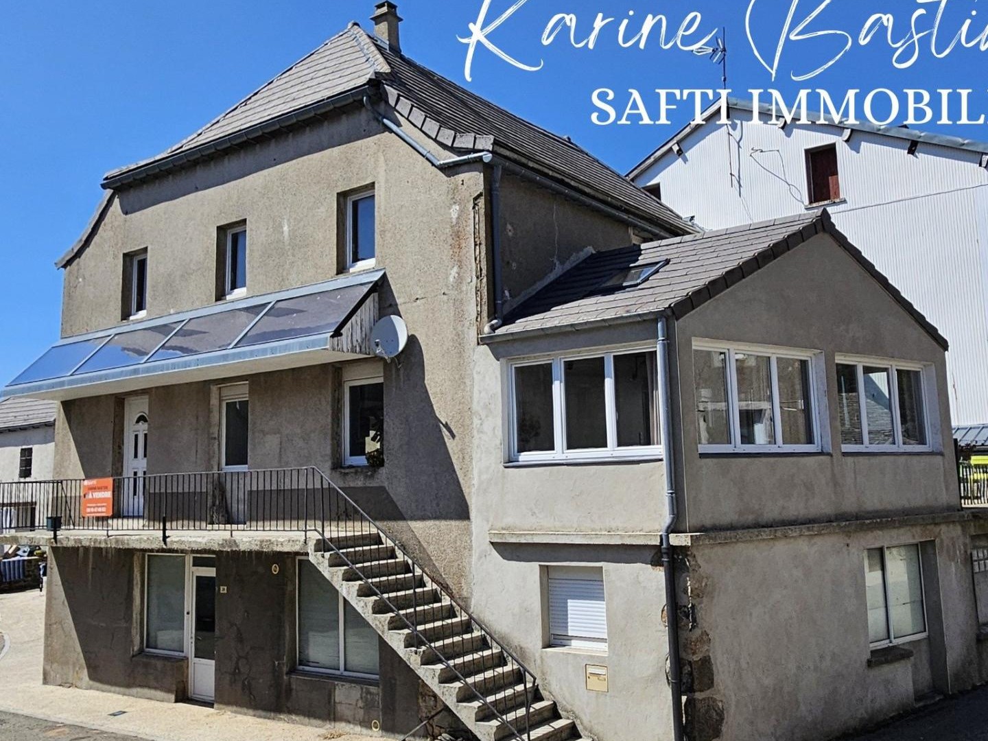 Grande maison familiale avec dépendances au coeur du Béage