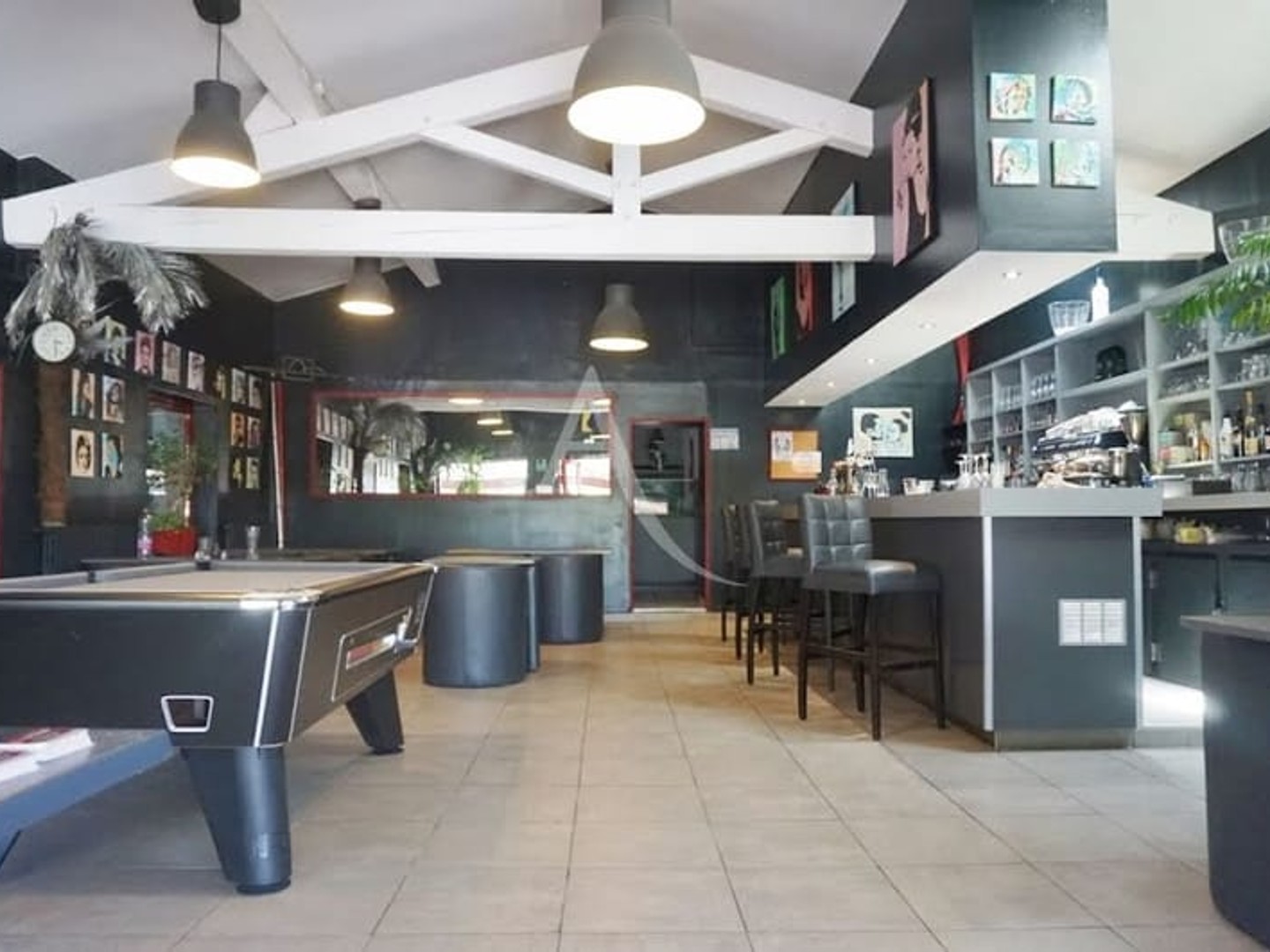 Commerce 589 m²