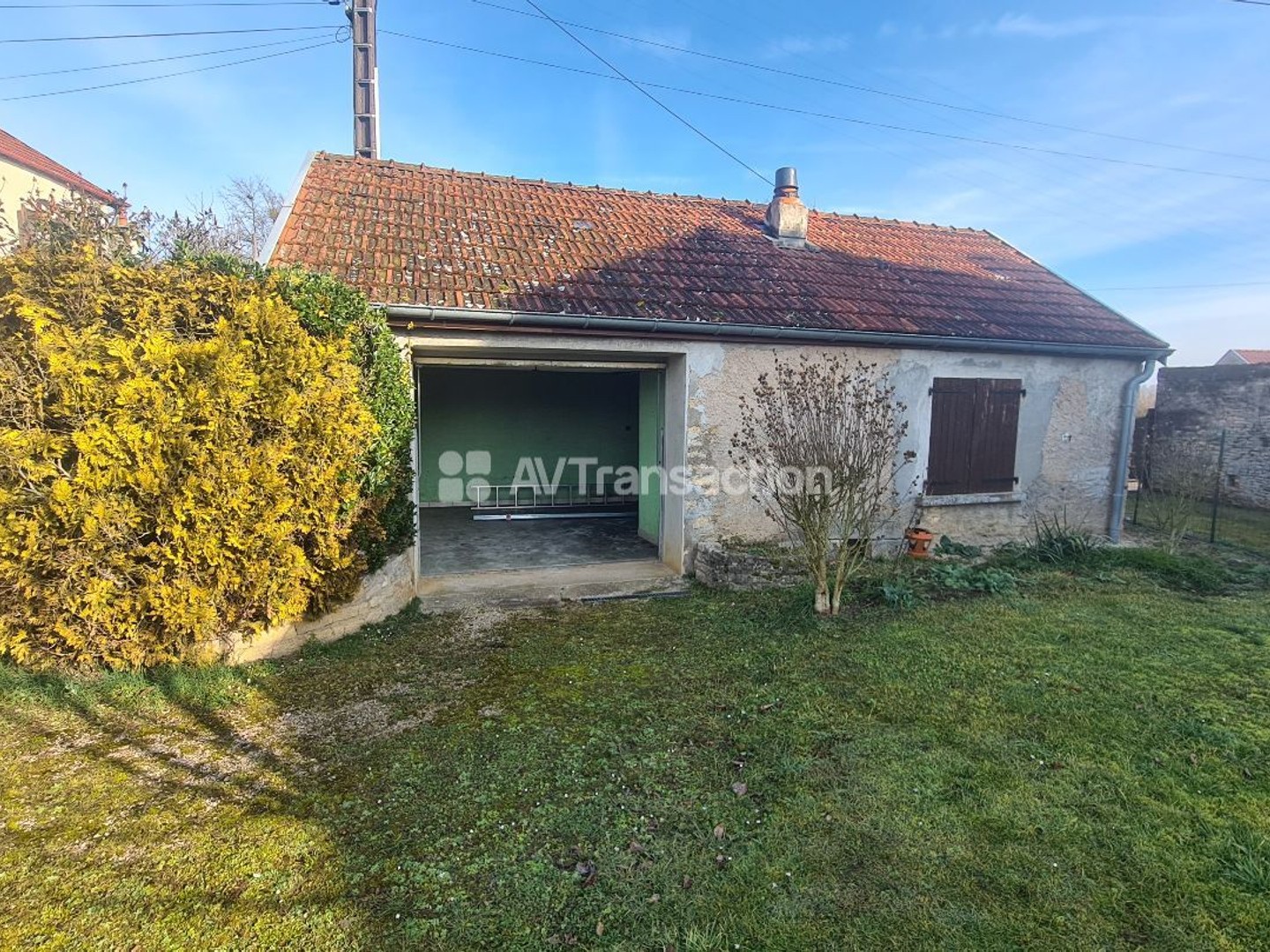 Terrain constructible avec maisonnette avec garages