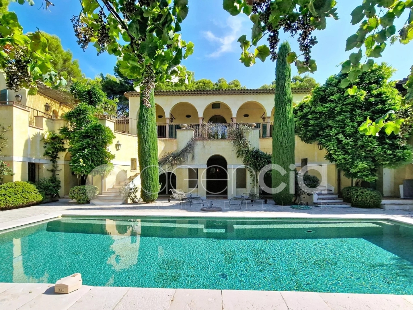 Maison à vendre - 10 pièces - 380m2 - Carros (06510)