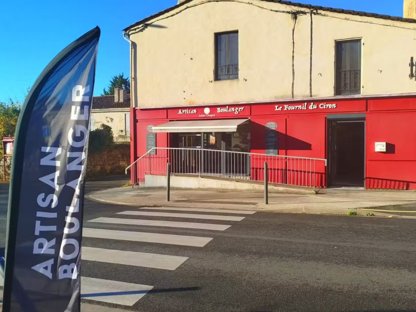 Immeuble commercial + boulangerie à vendre Cerons