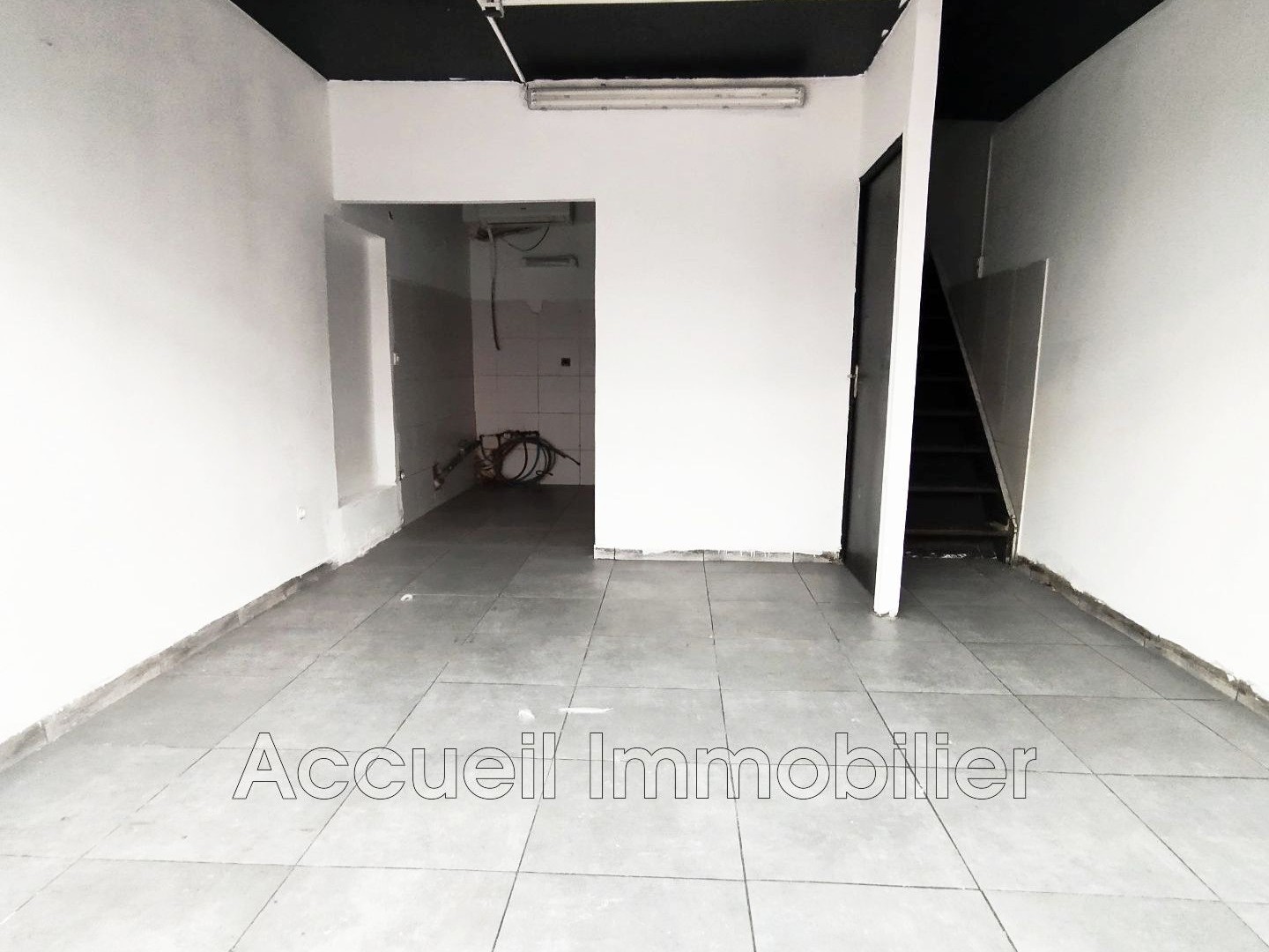Commercial walls for all businesses of approximately 40 m². Fl