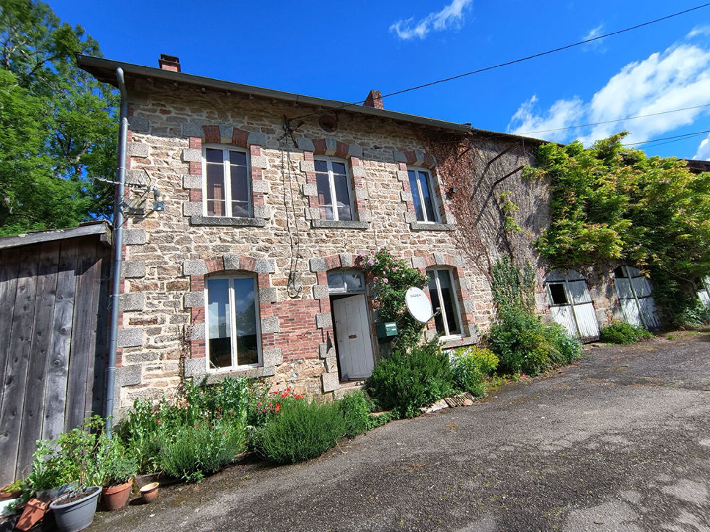 CREUSE - Maison traditionnelle en pierre avec gîte d'accueil et superbe vue sur la campagne, sur un terrain de 10000m2