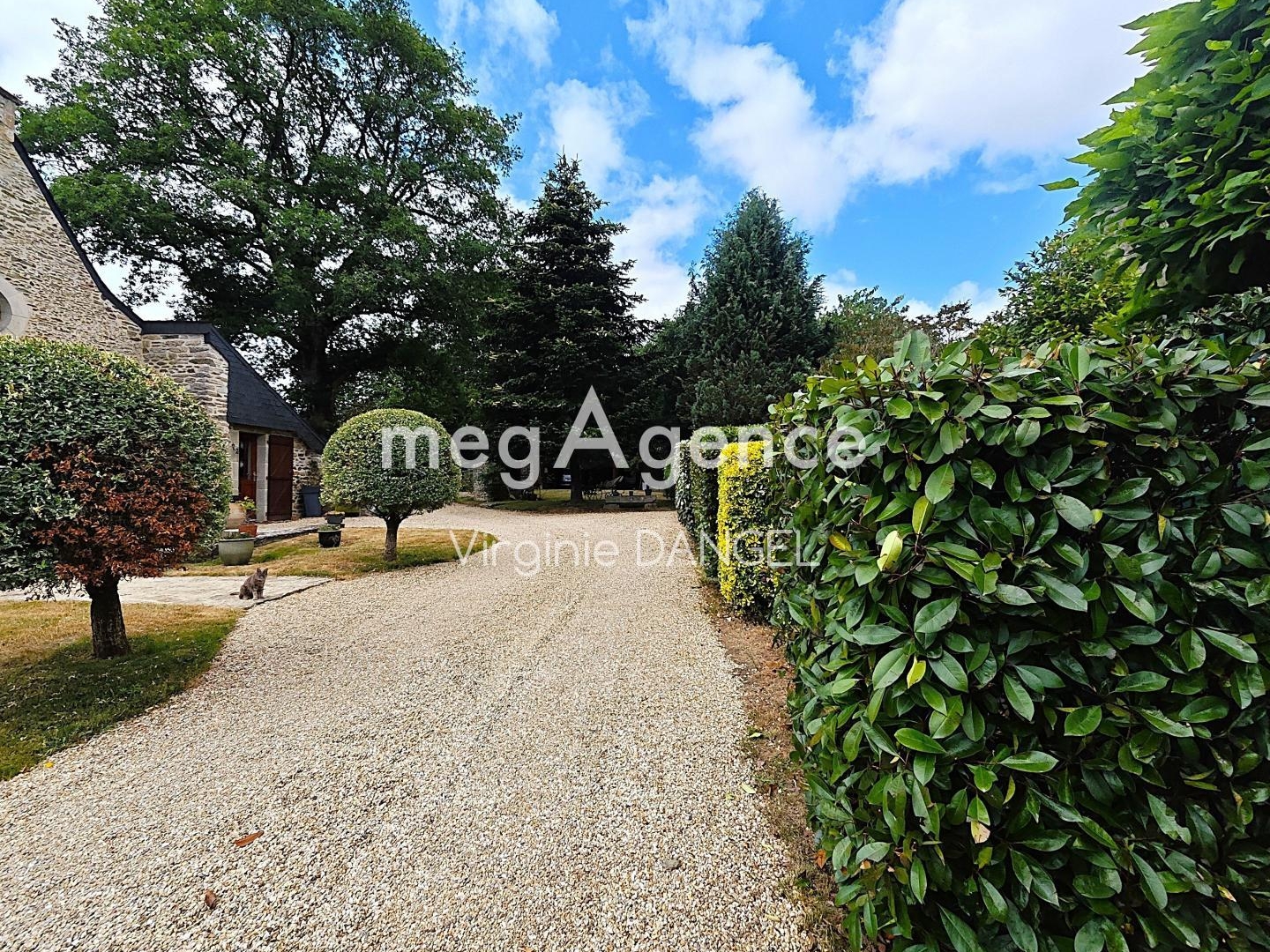 Maison en pierre avec double garage