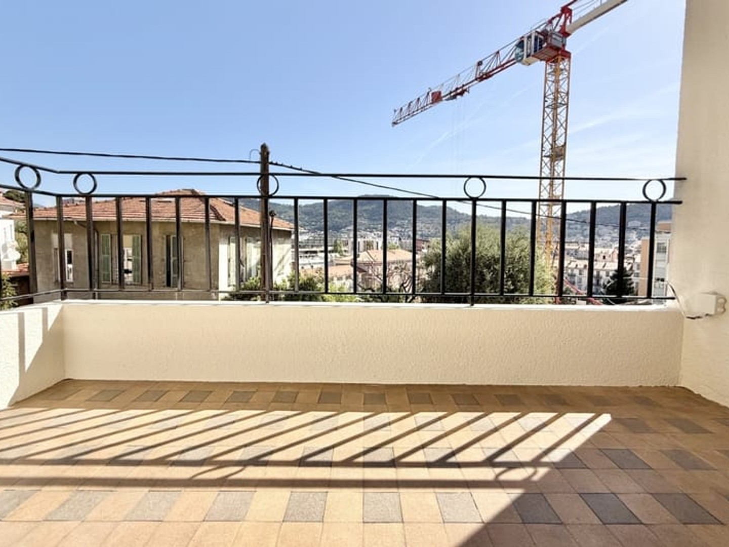 NICE BAS CIMIEZ - APPARTEMENT 4 PIECES EN DUPLEX DE 78M2 A VENDRE - DERNIER ÉTAGE - TERRASSE - ENTIEREMENT RÉNOVÉ - GARAGE FERMÉ - CAVE