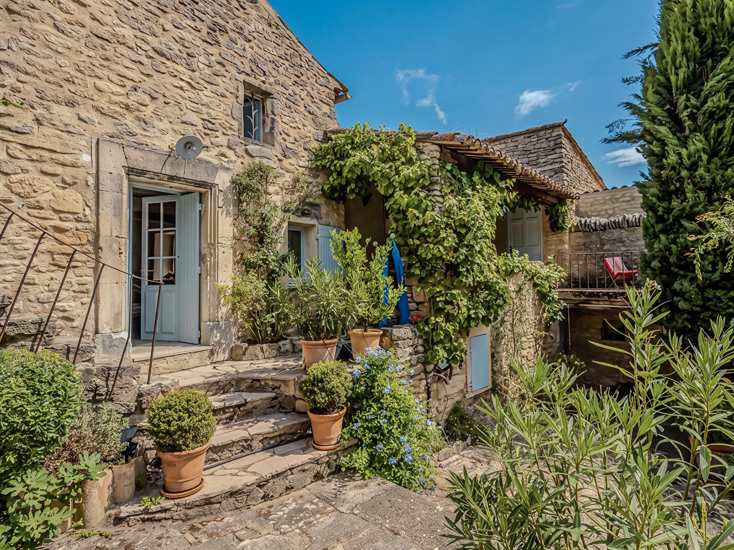 Au coeur d'un hameau paisible, une maison inspirante aux multiples facettes
