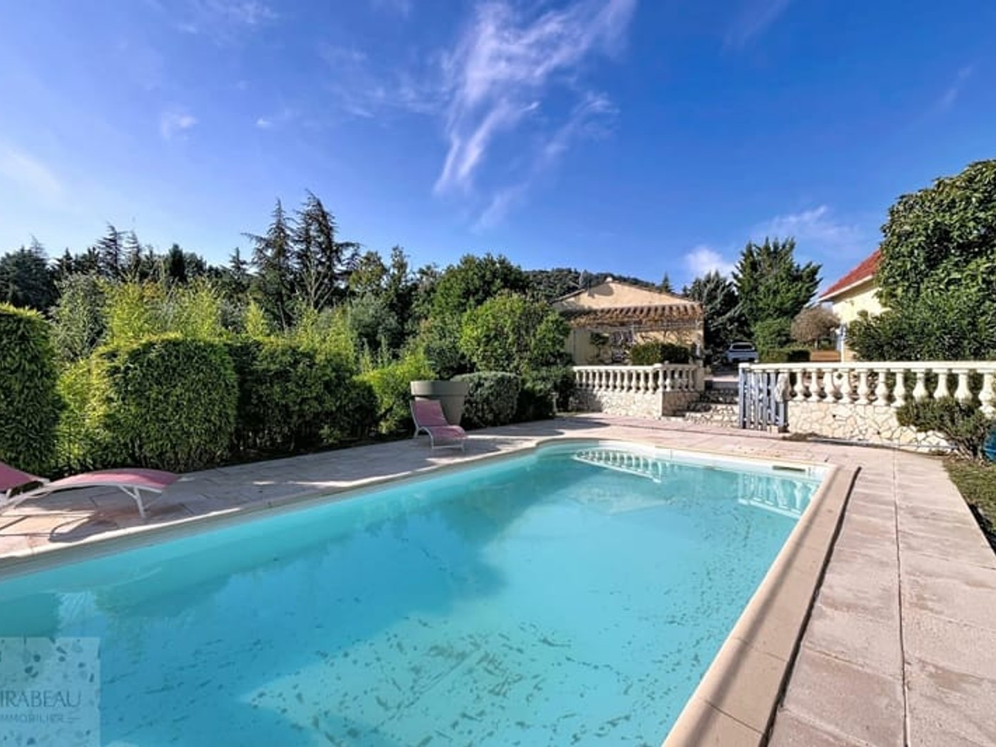 Villa de plain pied avec piscine et vue dégagée