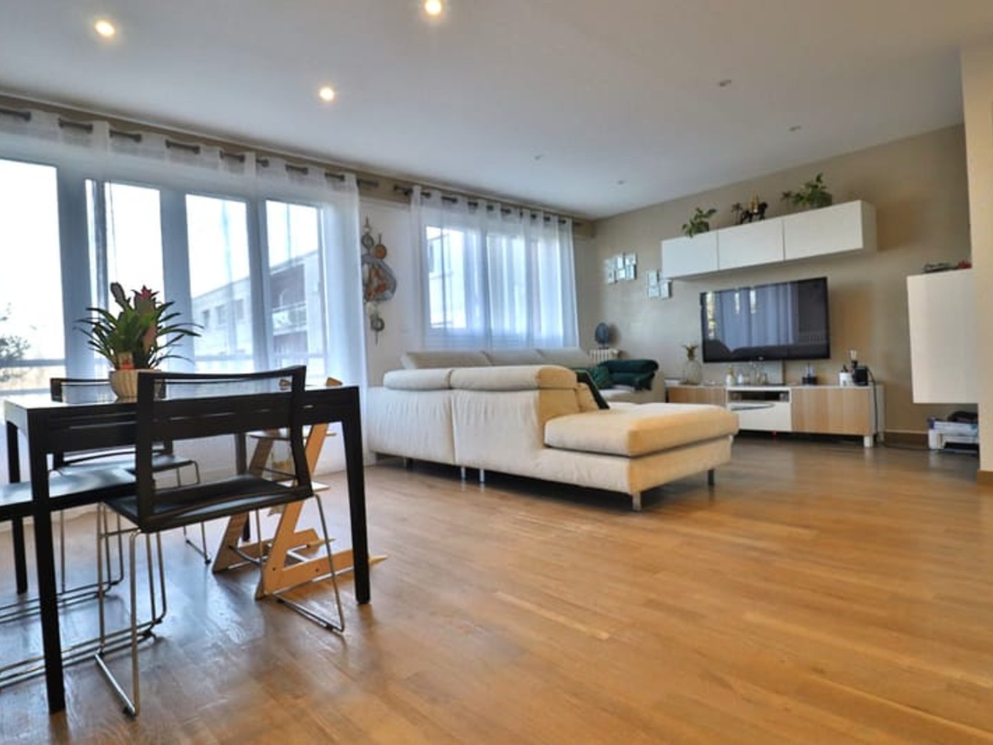 LE PORT-MARLY - Apt 4 pièces de 77m2 - 2 chambres avec placards, balcon et cave.