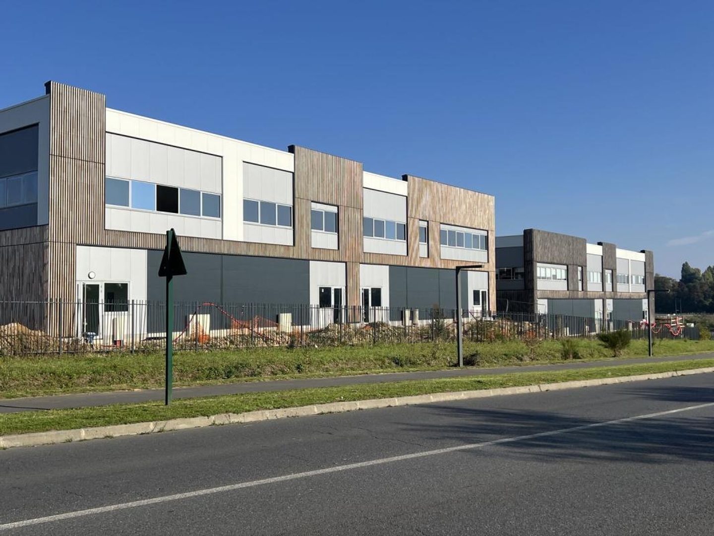 Locaux d activité à vendre à Louvres divisibles dès 405 m² proche aéroport CDG