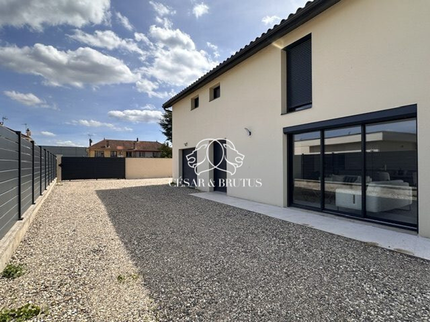 Vends villa - 134 m² - 5 pièces, 3 chambres - Décines-Charpieu 69150