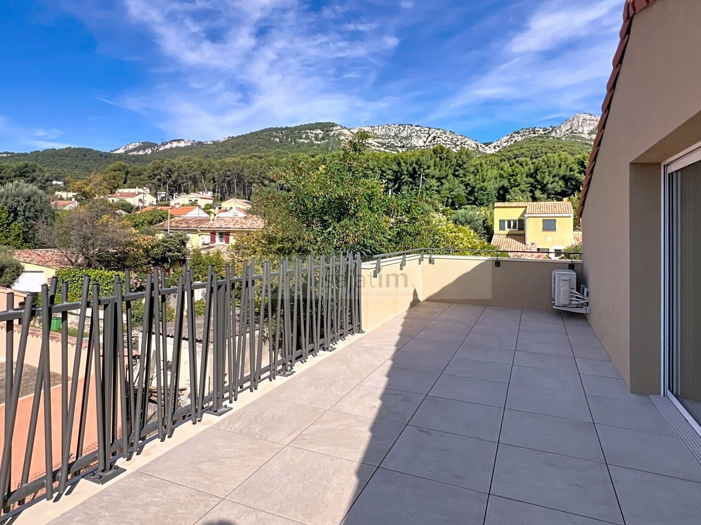 SPACIEUX T3 EN DUPLEX de 98 m² GRANDE TERRASSE CAP BRUN