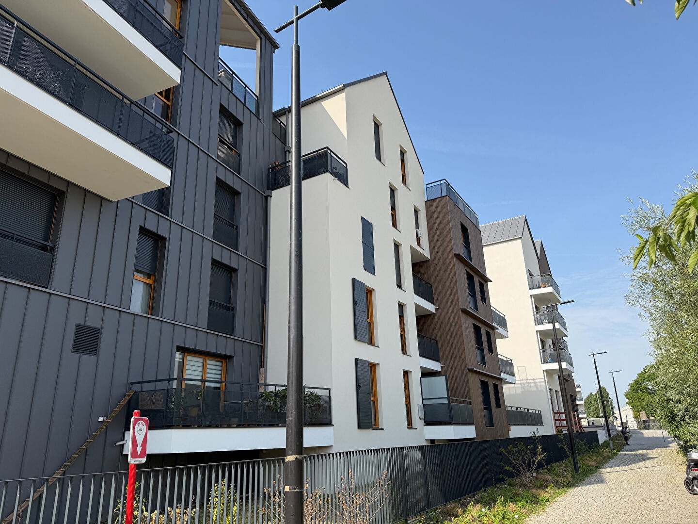 Locaux à vendre - 1 pièce - 134m2 - Noisy-Le-Grand (93160)