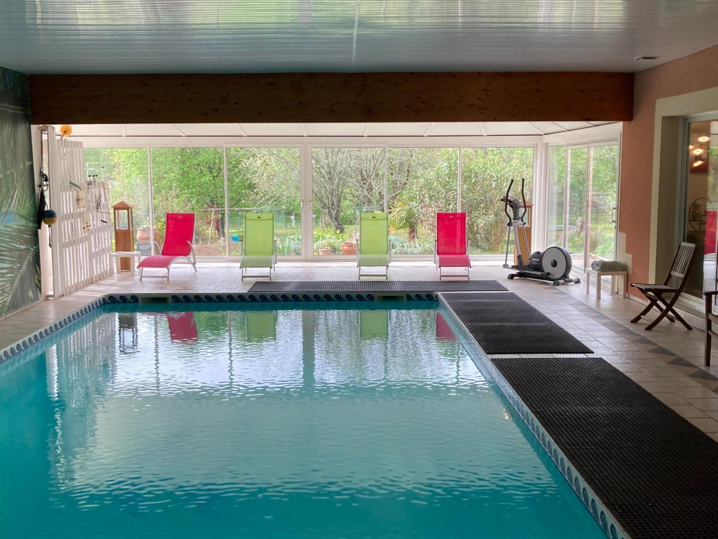 Rare propriété avec piscine intérieure!