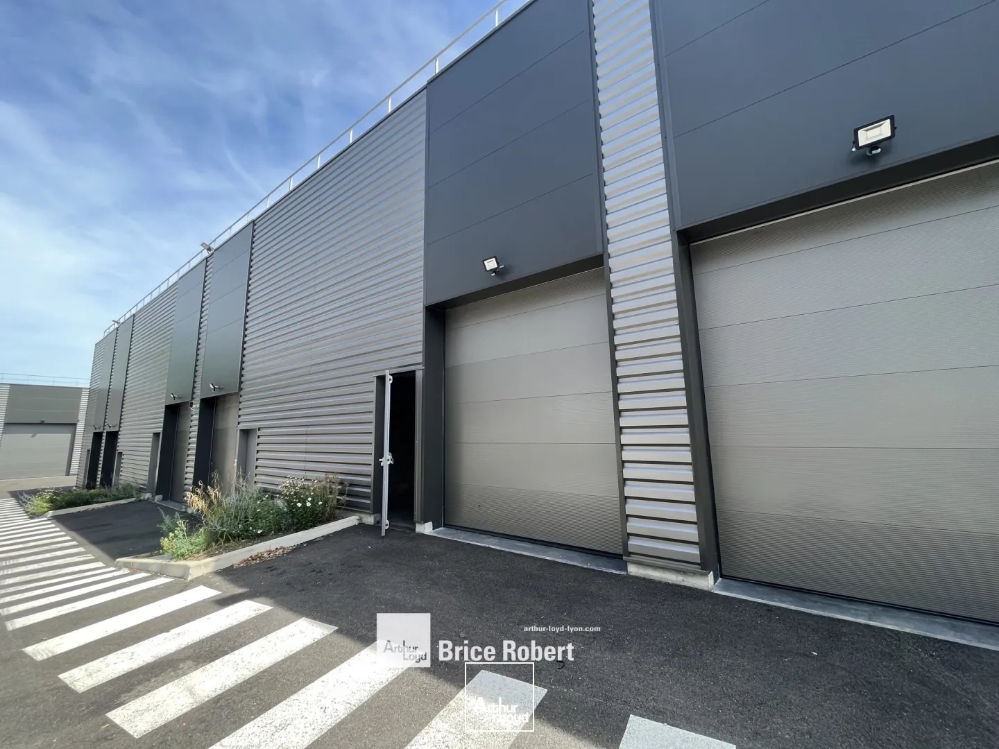 Local d'activités à vendre à Vénissieux avec stockage et mezzanine