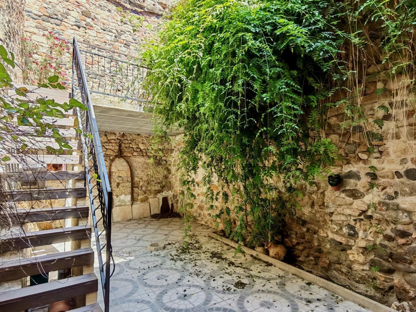 Charmante maison de village en pierre avec cour-jardin, terrasse et excellent DPE B
