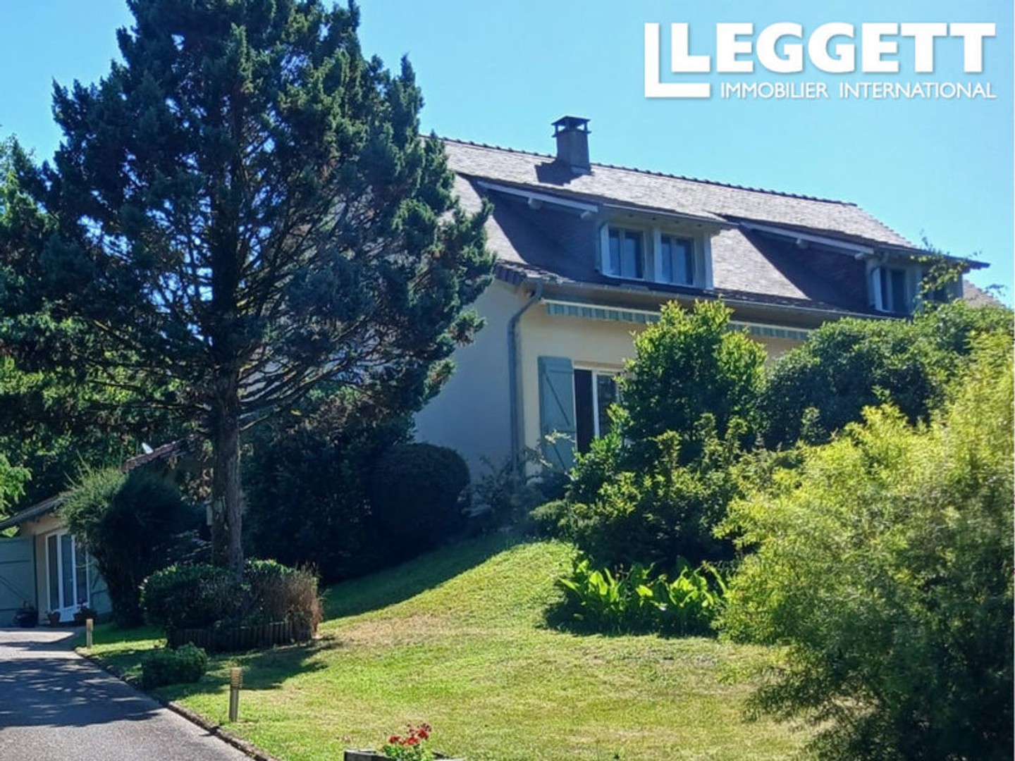 Superbe propriété de 4 chambres avec piscine, vaste terrain et vue sur le lac, au coeur de la Corrèze rurale.
