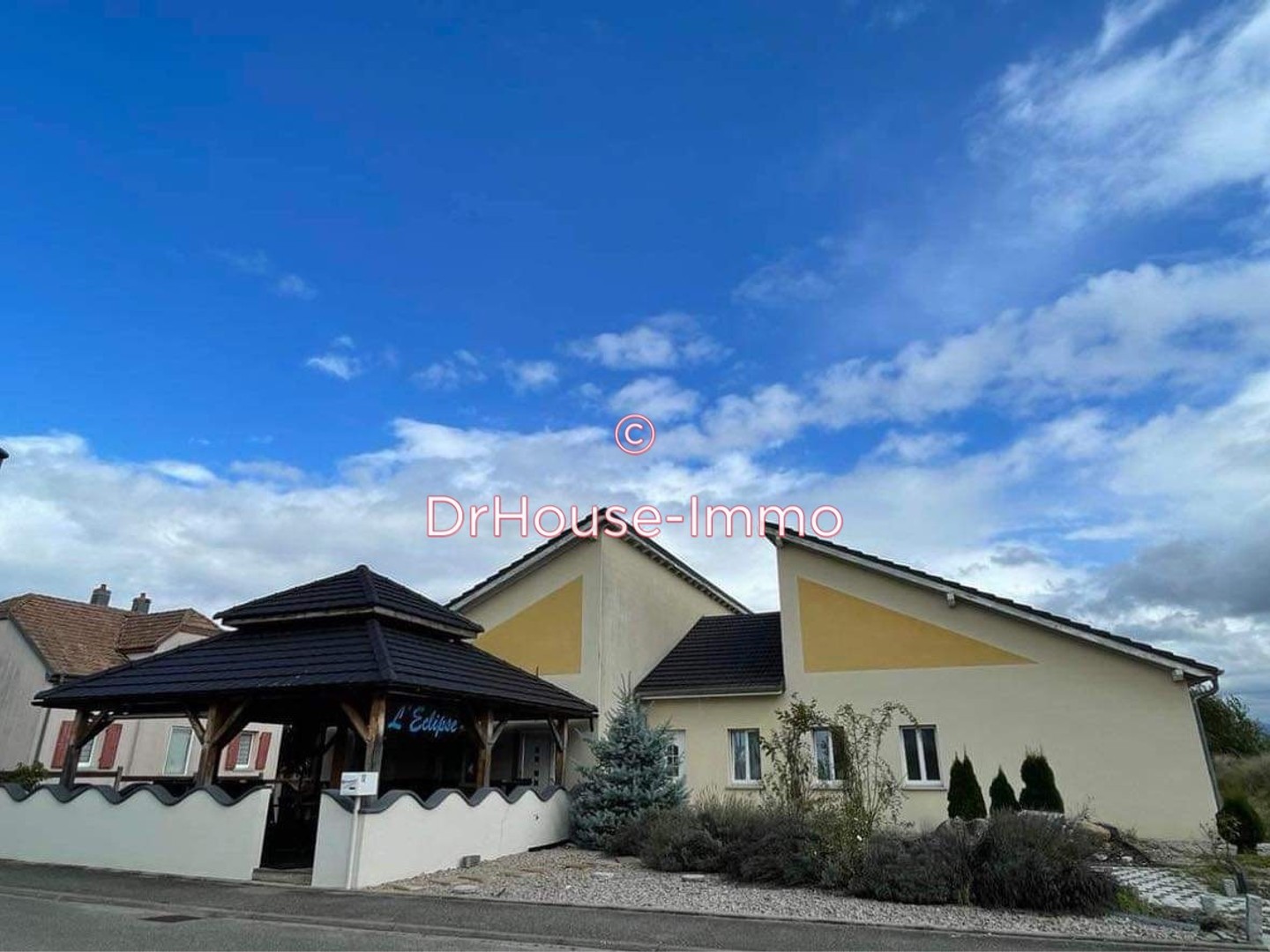 Ensemble immobilier à usage mixte 350m2 sur 11 ares de terrain - proche frontière allemande