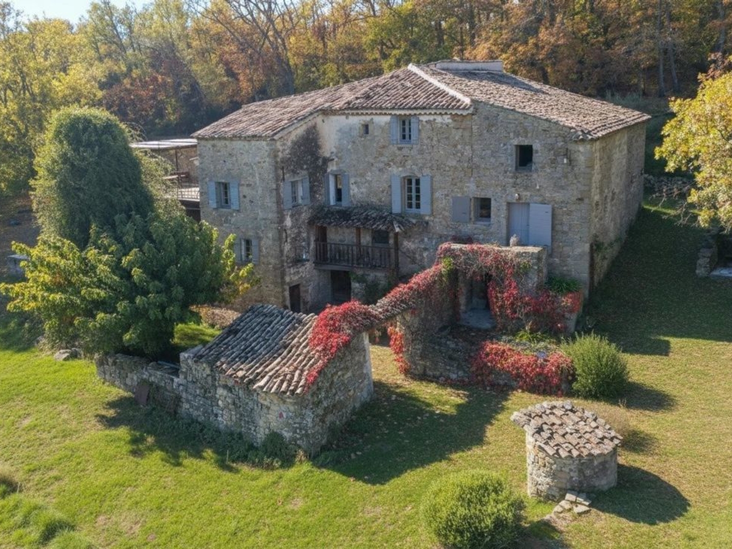 Domaine  Ancienne ferme en pierre rénovée avec soin et pensé pour le confort du quotidien. L'installation moderne est assuré p