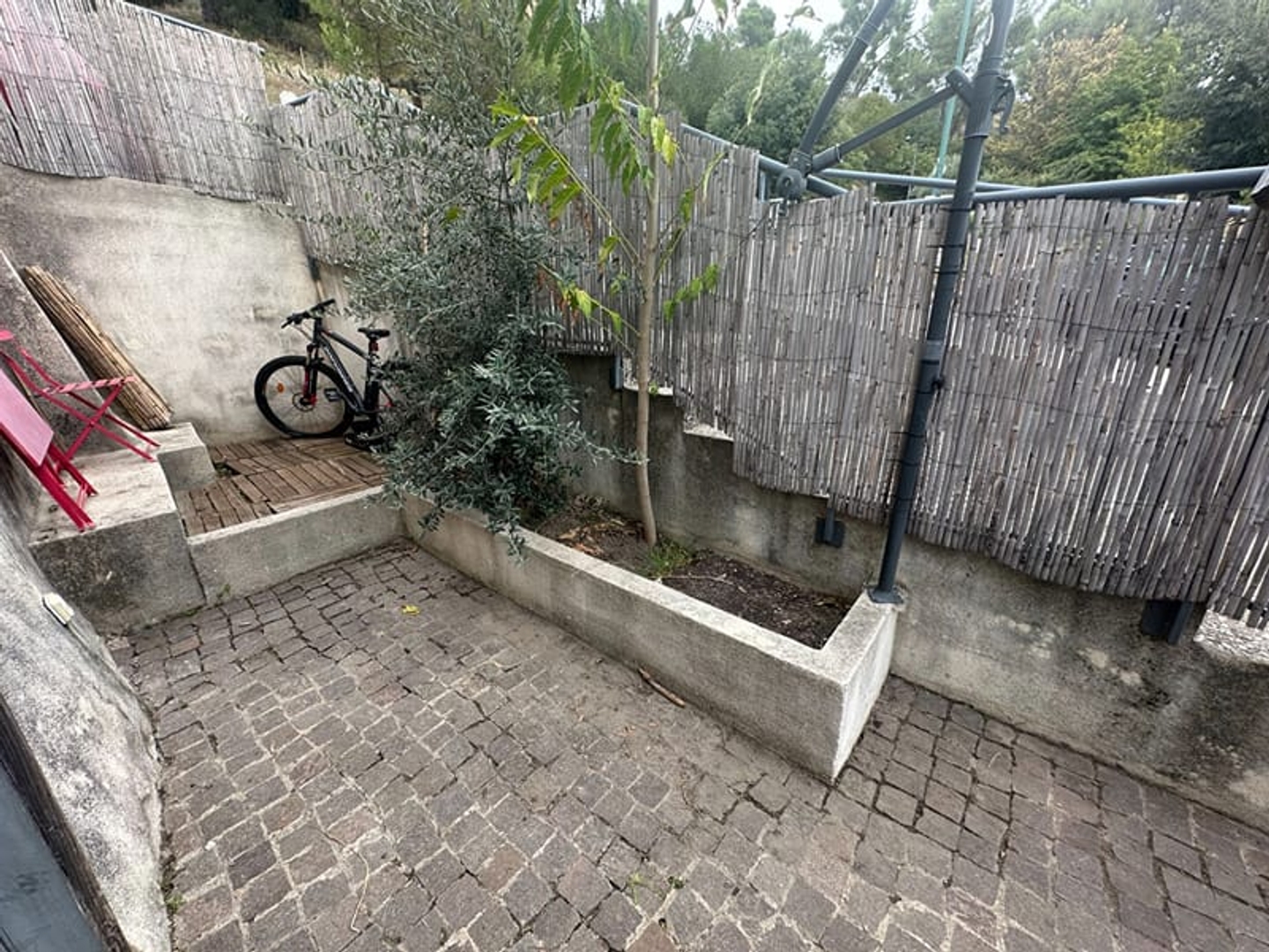 Vente Aix nord en exclusivité LC Gestion vous propose un appartement indépendant de type 2 avec cour privative
